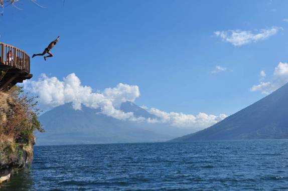 Saltando no lago Atitlán em San Marcos, na Guatemala